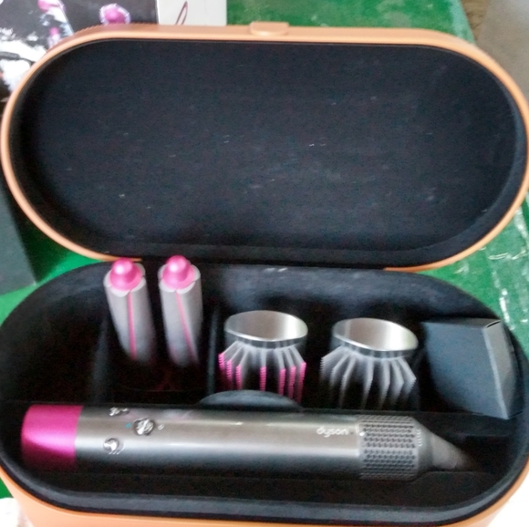 Dyson Airwrap with 4 tools - Picture 3 of 4